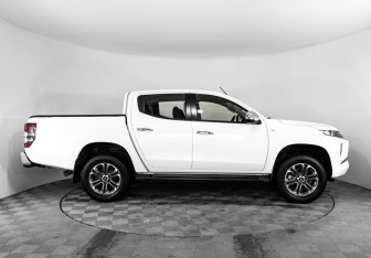 Подержанный автомобиль Mitsubishi L200 2022 года (6 фото)