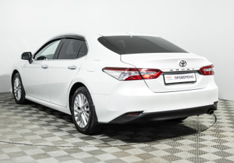 Подержанный автомобиль Toyota Camry Sedan 2021 года (7 фото)