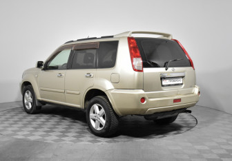 Подержанный автомобиль Nissan X-Trail 2003 года (7 фото)