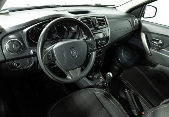 Подержанный автомобиль Renault Sandero 2015 года (11 фото)