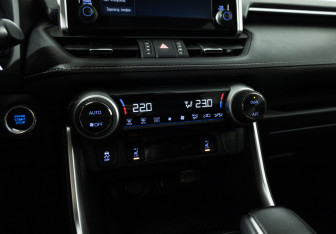 Подержанный автомобиль Toyota RAV4 2021 года (18 фото)