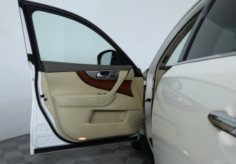 Подержанный автомобиль Infiniti QX70 2013 года (15 фото)