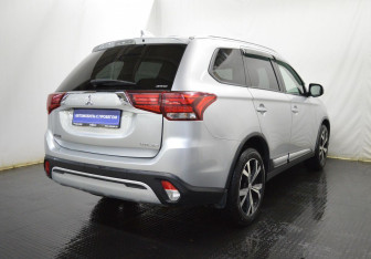 Подержанный автомобиль Mitsubishi Outlander 2019 года (5 фото)