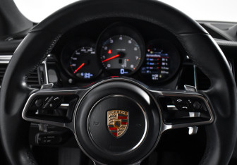 Подержанный автомобиль Porsche Macan 2015 года (18 фото)