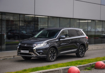 Подержанный автомобиль Mitsubishi Outlander 2021 года (3 фото)