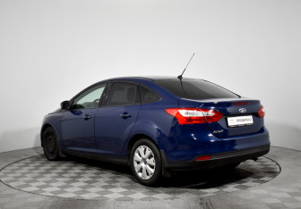 Подержанный автомобиль Ford Focus Sedan 2013 года (7 фото)