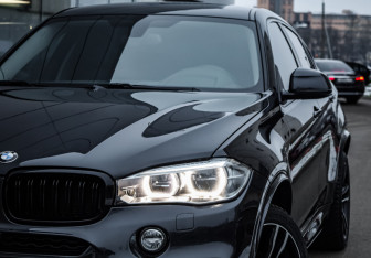 Подержанный автомобиль BMW X6 2018 года (2 фото)