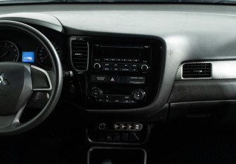 Подержанный автомобиль Mitsubishi Outlander 2017 года (14 фото)
