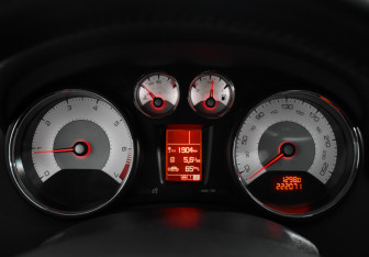 Подержанный автомобиль Peugeot 408 2013 года (17 фото)