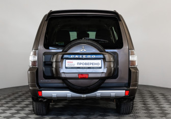 Подержанный автомобиль Mitsubishi Pajero 2012 года (6 фото)