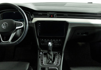 Подержанный автомобиль Volkswagen Passat Sedan 2020 года (14 фото)