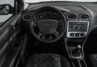 Подержанный автомобиль Ford Focus Sedan 2006 года (11 фото)