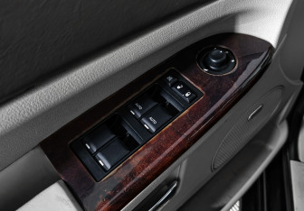Подержанный автомобиль Jeep Grand Cherokee 2008 года (10 фото)