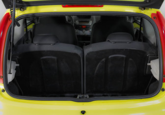 Подержанный автомобиль Peugeot 107 2010 года (22 фото)