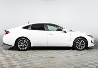 Подержанный автомобиль Hyundai Sonata 2020 года (4 фото)