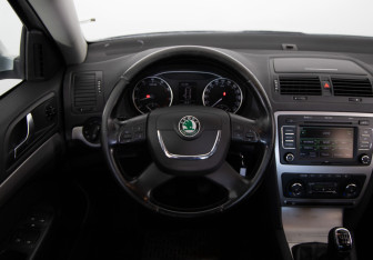 Подержанный автомобиль Skoda Octavia Liftback 2012 года (10 фото)