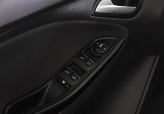 Подержанный автомобиль Ford Focus Hatchback 2013 года (19 фото)