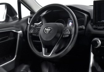 Подержанный автомобиль Toyota RAV4 2022 года (14 фото)