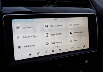 Подержанный автомобиль Jaguar F-Pace 2016 года (15 фото)