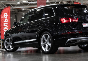 Подержанный автомобиль Audi Q7 2017 года (12 фото)