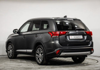Подержанный автомобиль Mitsubishi Outlander 2018 года (7 фото)