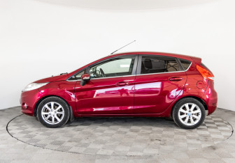 Подержанный автомобиль Ford Fiesta Hatchback 2011 года (8 фото)