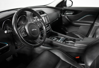 Подержанный автомобиль Jaguar F-Pace 2017 года (9 фото)