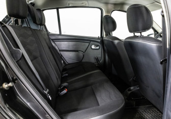 Подержанный автомобиль Renault Sandero 2012 года (13 фото)