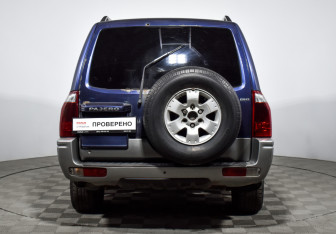 Подержанный автомобиль Mitsubishi Pajero 2005 года (6 фото)