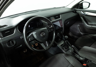 Подержанный автомобиль Skoda Octavia Liftback 2017 года (11 фото)
