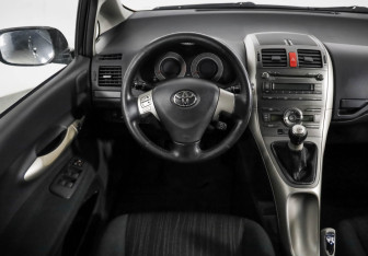 Подержанный автомобиль Toyota Auris Hatchback 2007 года (11 фото)