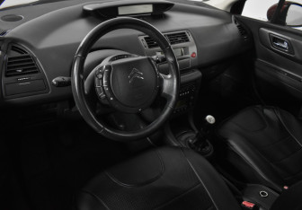 Подержанный автомобиль Citroen C4 Hatchback 2010 года (9 фото)