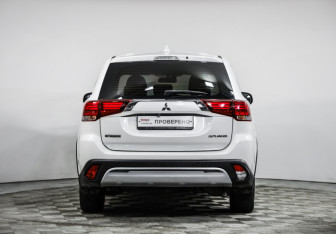 Подержанный автомобиль Mitsubishi Outlander 2019 года (6 фото)