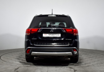 Подержанный автомобиль Mitsubishi Outlander 2016 года (6 фото)