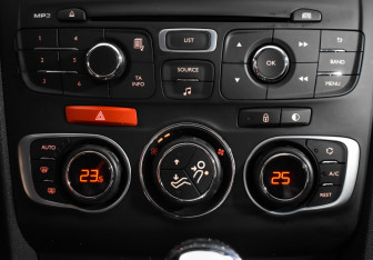 Подержанный автомобиль Citroen C4 Sedan 2013 года (17 фото)