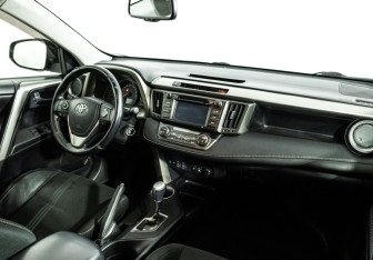Подержанный автомобиль Toyota RAV4 2014 года (9 фото)