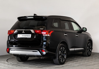Подержанный автомобиль Mitsubishi Outlander 2021 года (5 фото)