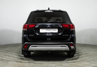 Подержанный автомобиль Mitsubishi Outlander 2019 года (6 фото)