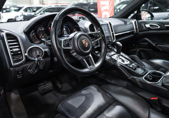 Подержанный автомобиль Porsche Cayenne 2017 года (16 фото)