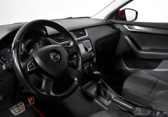 Подержанный автомобиль Skoda Octavia Wagon 2014 года (8 фото)