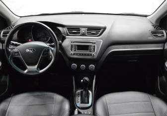 Подержанный автомобиль Kia Rio Hatchback 2016 года (14 фото)