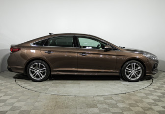 Подержанный автомобиль Hyundai Sonata 2017 года (4 фото)