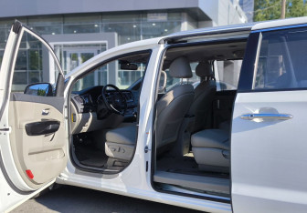 Подержанный автомобиль Kia Carnival 2018 года (16 фото)