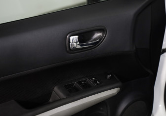 Подержанный автомобиль Nissan X-Trail 2014 года (21 фото)