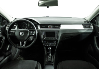 Подержанный автомобиль Skoda Rapid Liftback 2014 года (13 фото)