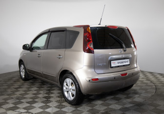 Подержанный автомобиль Nissan Note 2011 года (7 фото)