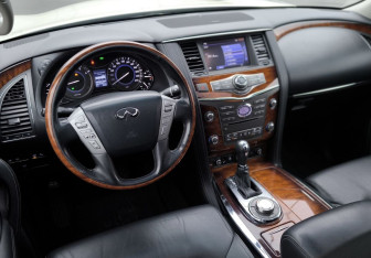 Подержанный автомобиль Infiniti QX80 2017 года (31 фото)