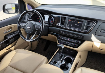Подержанный автомобиль Kia Carnival 2019 года (20 фото)