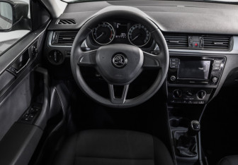 Подержанный автомобиль Skoda Rapid Liftback 2018 года (10 фото)