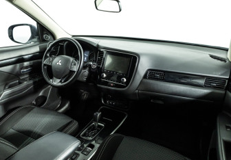 Подержанный автомобиль Mitsubishi Outlander 2021 года (9 фото)